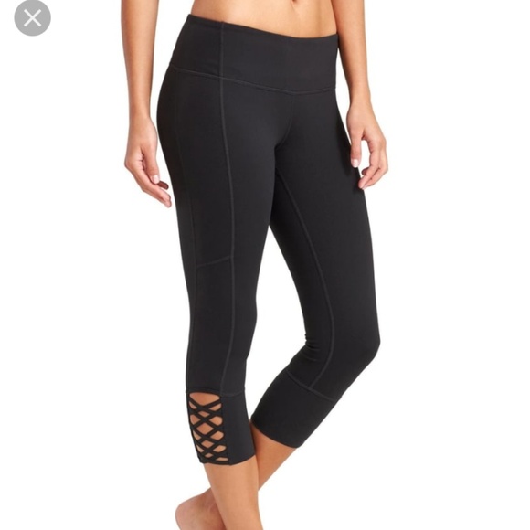 Athleta Pants - NWT Athleta black Mind over Mat Capri Size S
